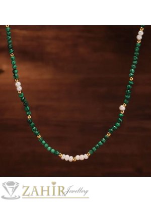 Удивително ръчно изработено колие от малки 3 мм естествени камъни фасетиран зелен малахит и бял ахат, стоманени накрайници - KA1124